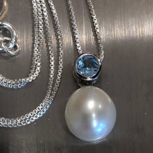 NWT 926 Floating charm pearl with blue stone